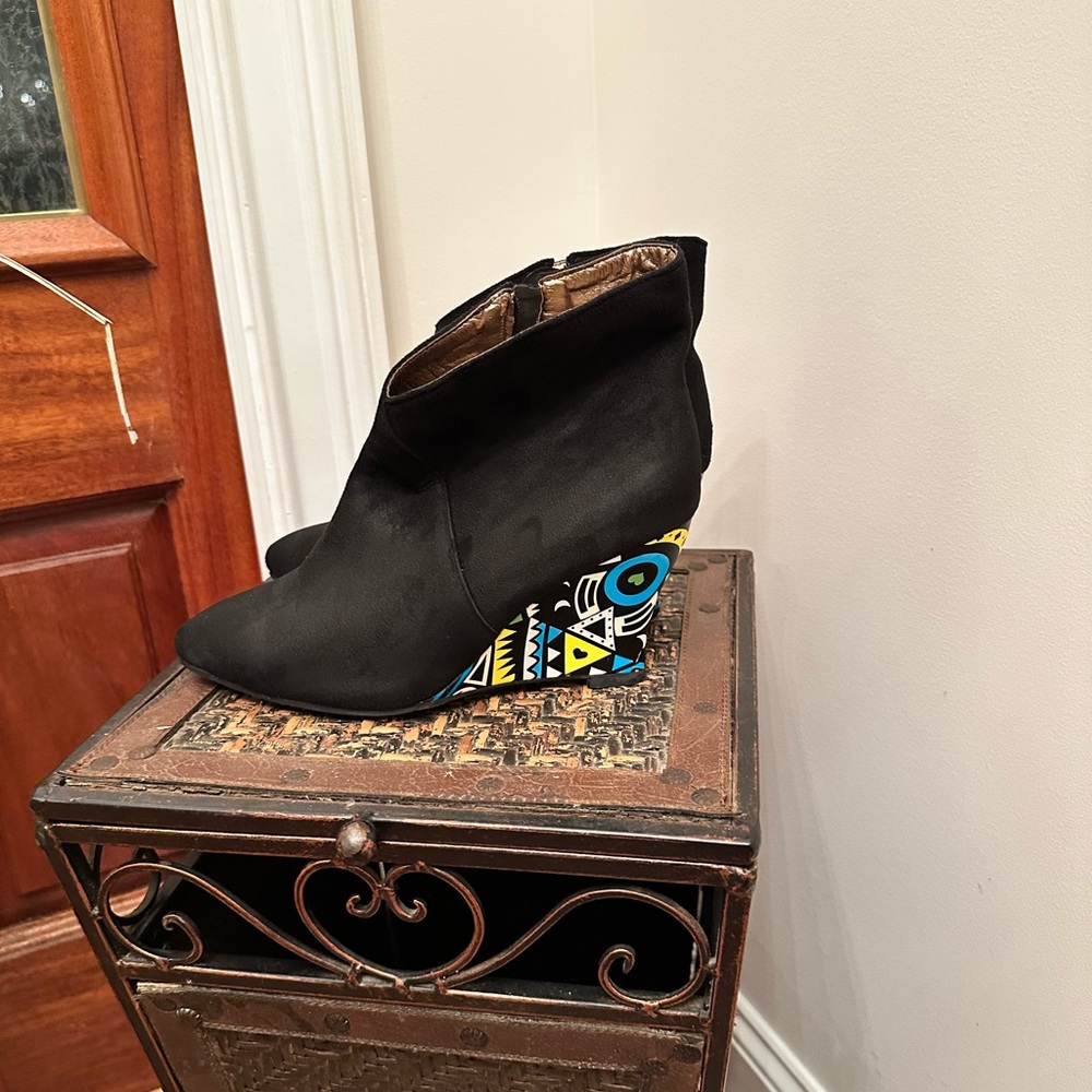 Like new! Super cute wedge